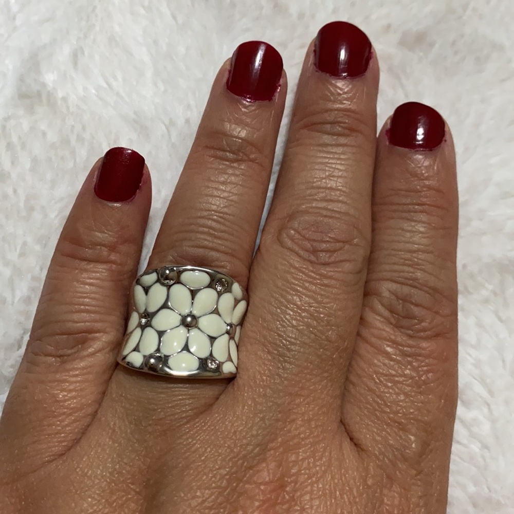 Roxi Daisy ring 🆕 flowers - Picture 8 of 13